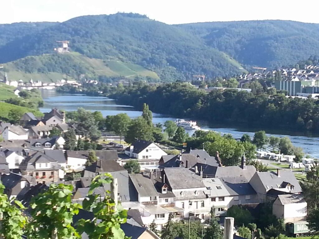 Blick auf die Burg Landshut in Bernkastel-Kues